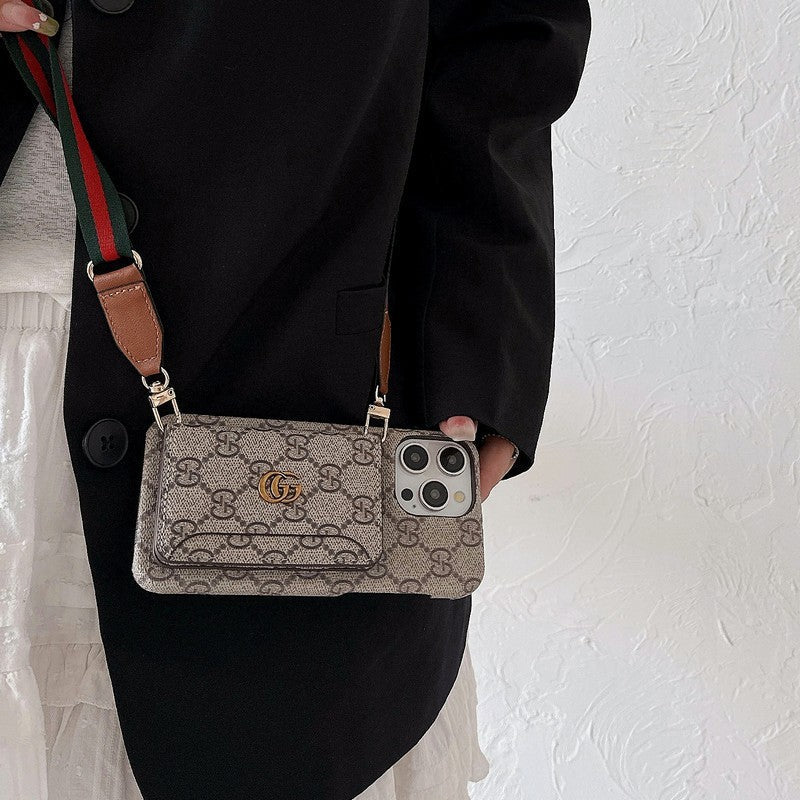 Klassische iPhone-Hülle mit GG-Kartentasche zum Umhängen