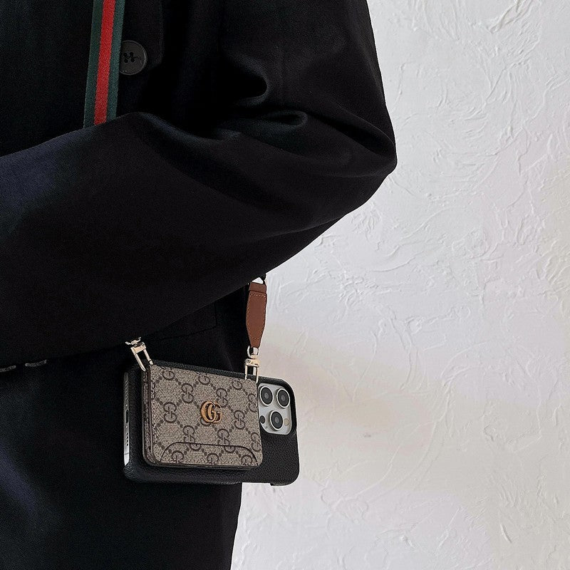 Klassische iPhone-Hülle mit GG-Kartentasche zum Umhängen