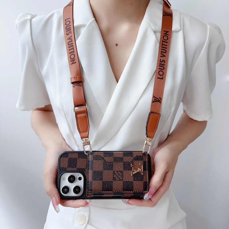 Lou iPhone-Hülle mit seitlicher Kartentasche und Kette zum Umhängen