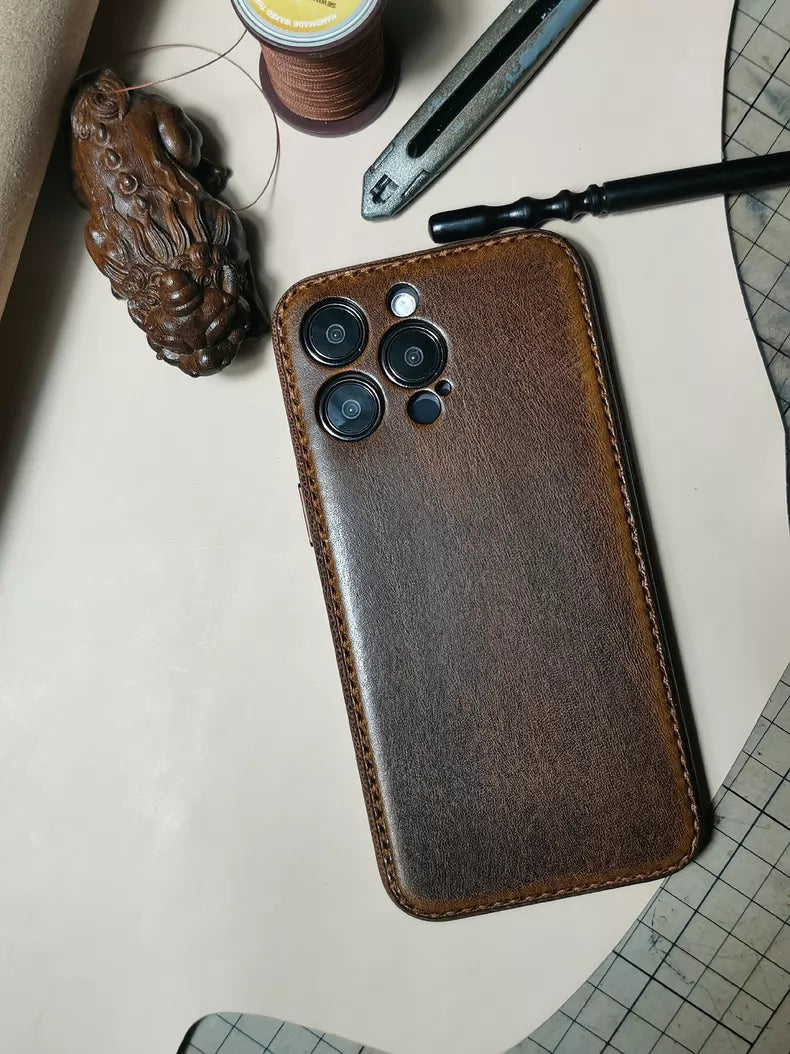 Funda para iPhone de cuero curtido vegetal hecha a mano de Kakavy - Edición Vintage Patina