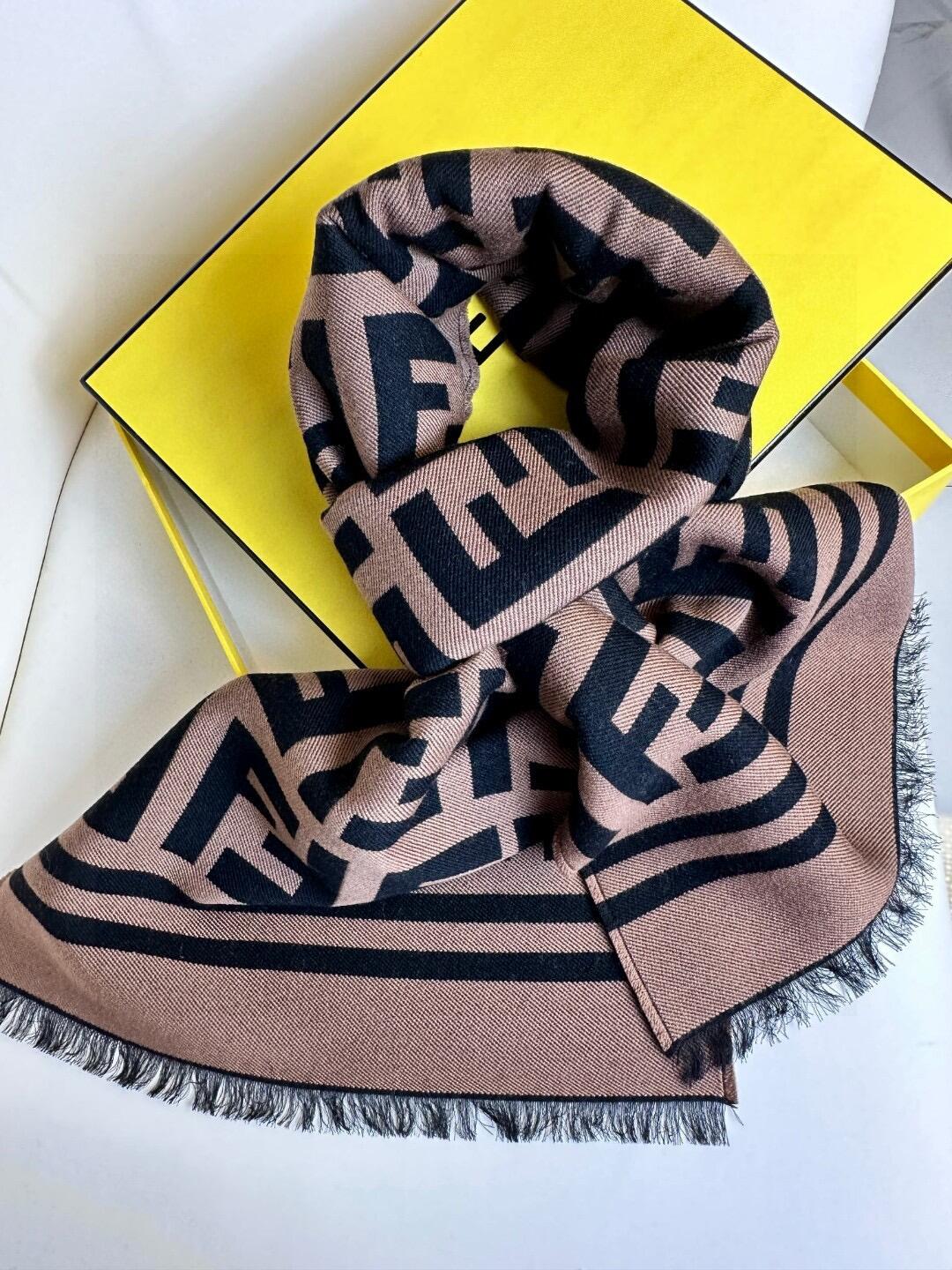 Καφέ και μαύρο πλεκτό κασκόλ σε αντίθεση με γεωμετρική υφή, σάλι με κρόσσια