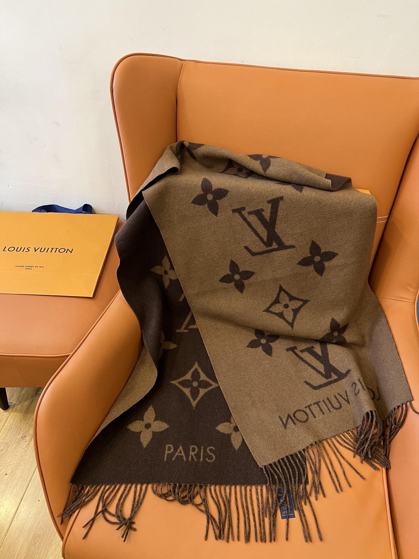 Πλεκτό κασκόλ σε καστανό τόνο πλήρους στάμπας, σάλι σε ρετρό στυλ σε κουτί δώρου