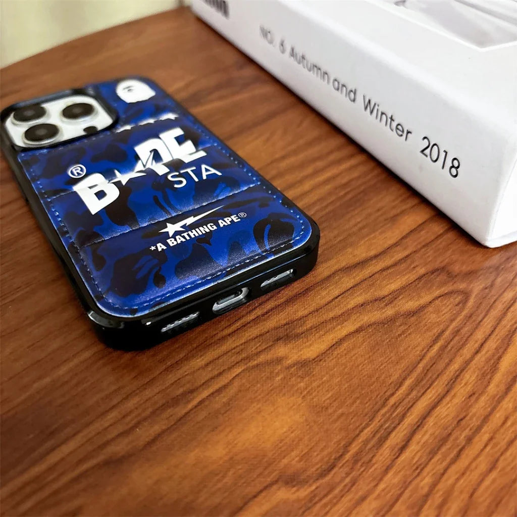 Etui Puffer na iPhone'a w niebieskim kolorze Camo Design w stylu Ape