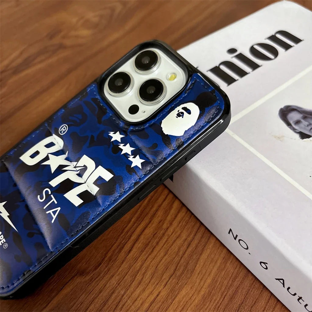 Etui Puffer na iPhone'a w niebieskim kolorze Camo Design w stylu Ape