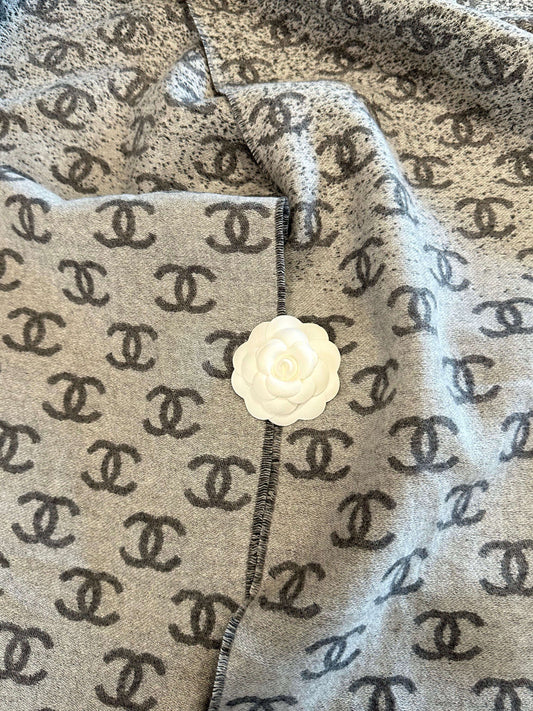 Ljusgrå dubbelring textur tredimensionell blomdekoration stickad sjal