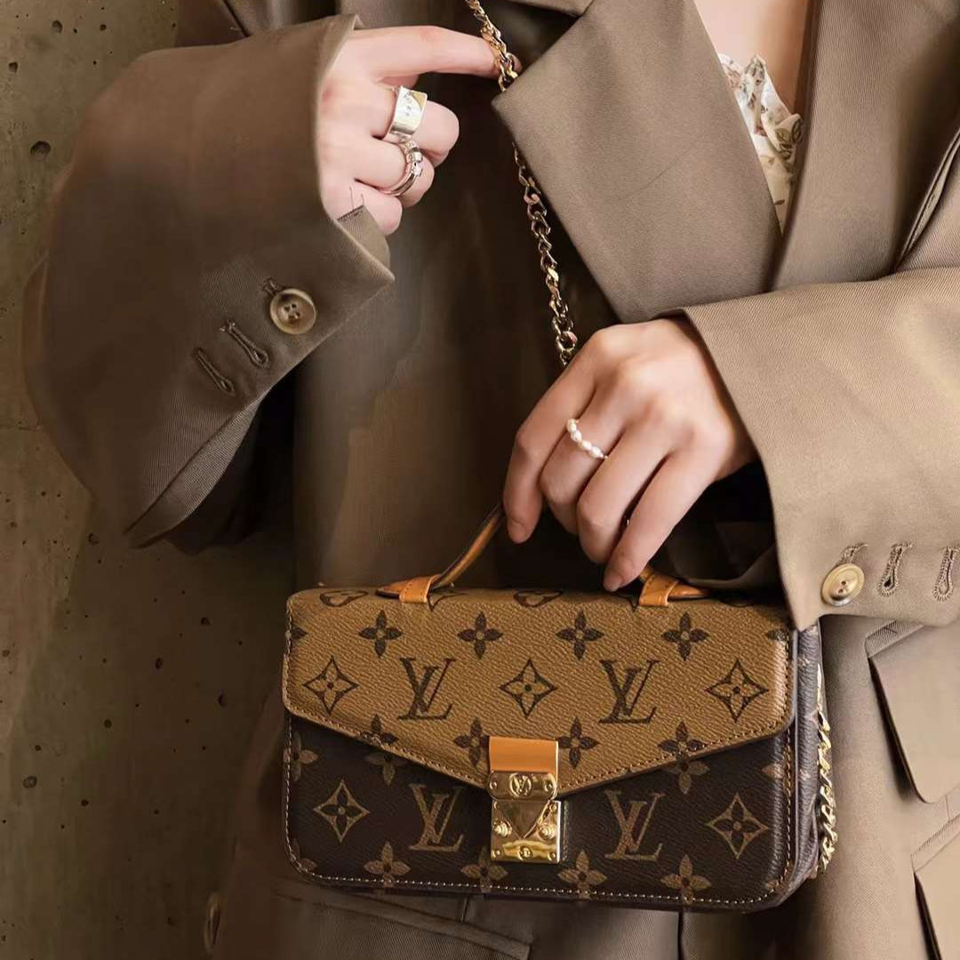 حقيبة قماش مونوغرام محمولة باليد على شكل سلسلة كروس للهاتف المحمول