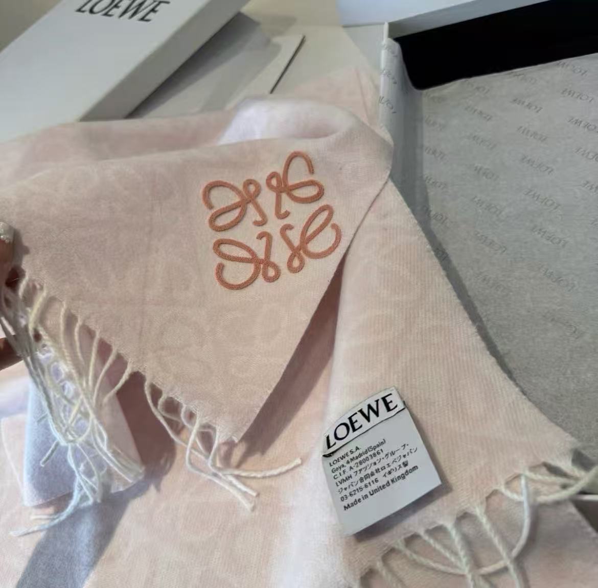 Puha ködpor jacquard hímzett rojtos sál, puha meleg kendő ősszel és télen, temperamentumos ingázó sokoldalú sál