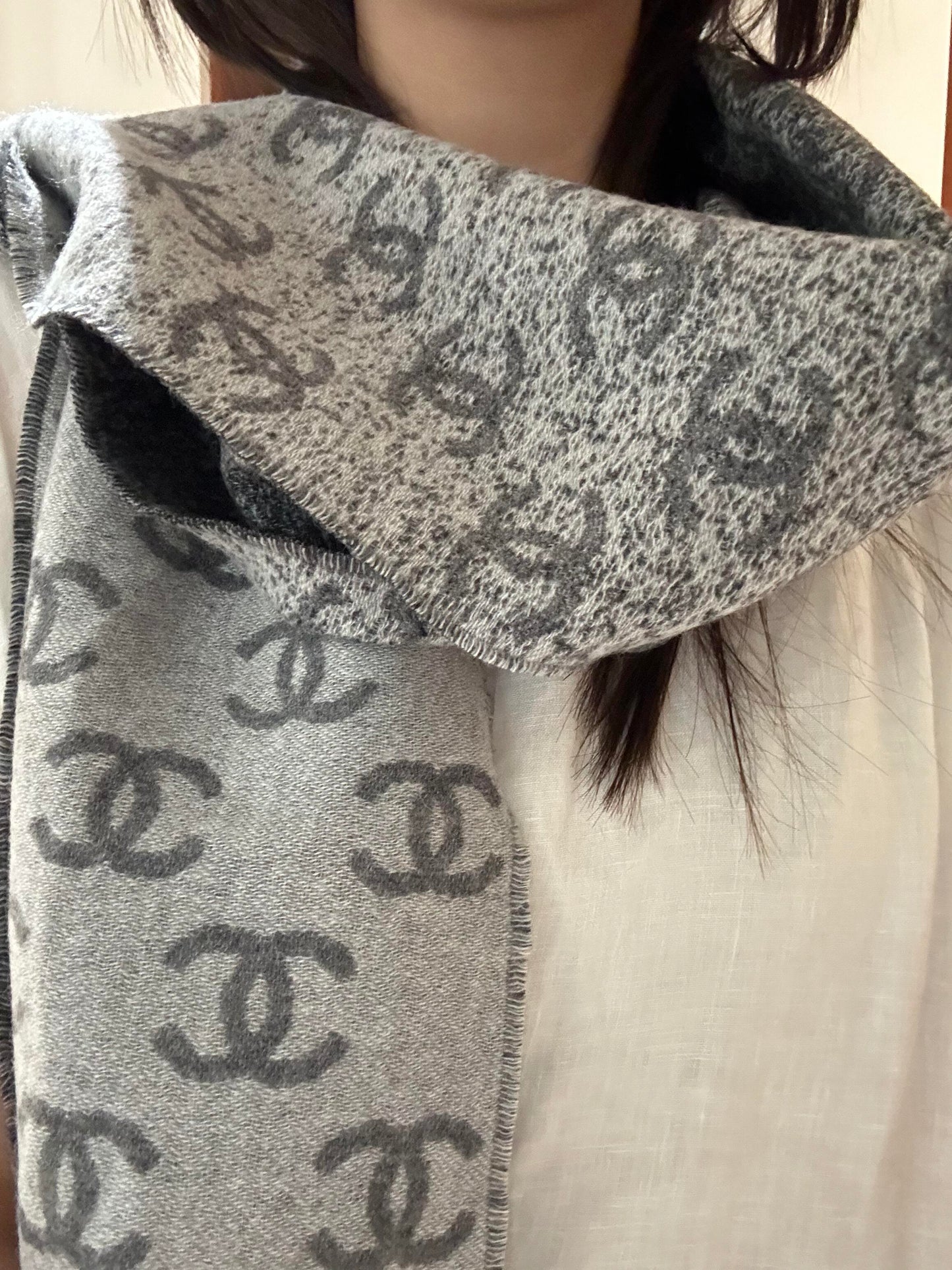 Ljusgrå dubbelring textur tredimensionell blomdekoration stickad sjal