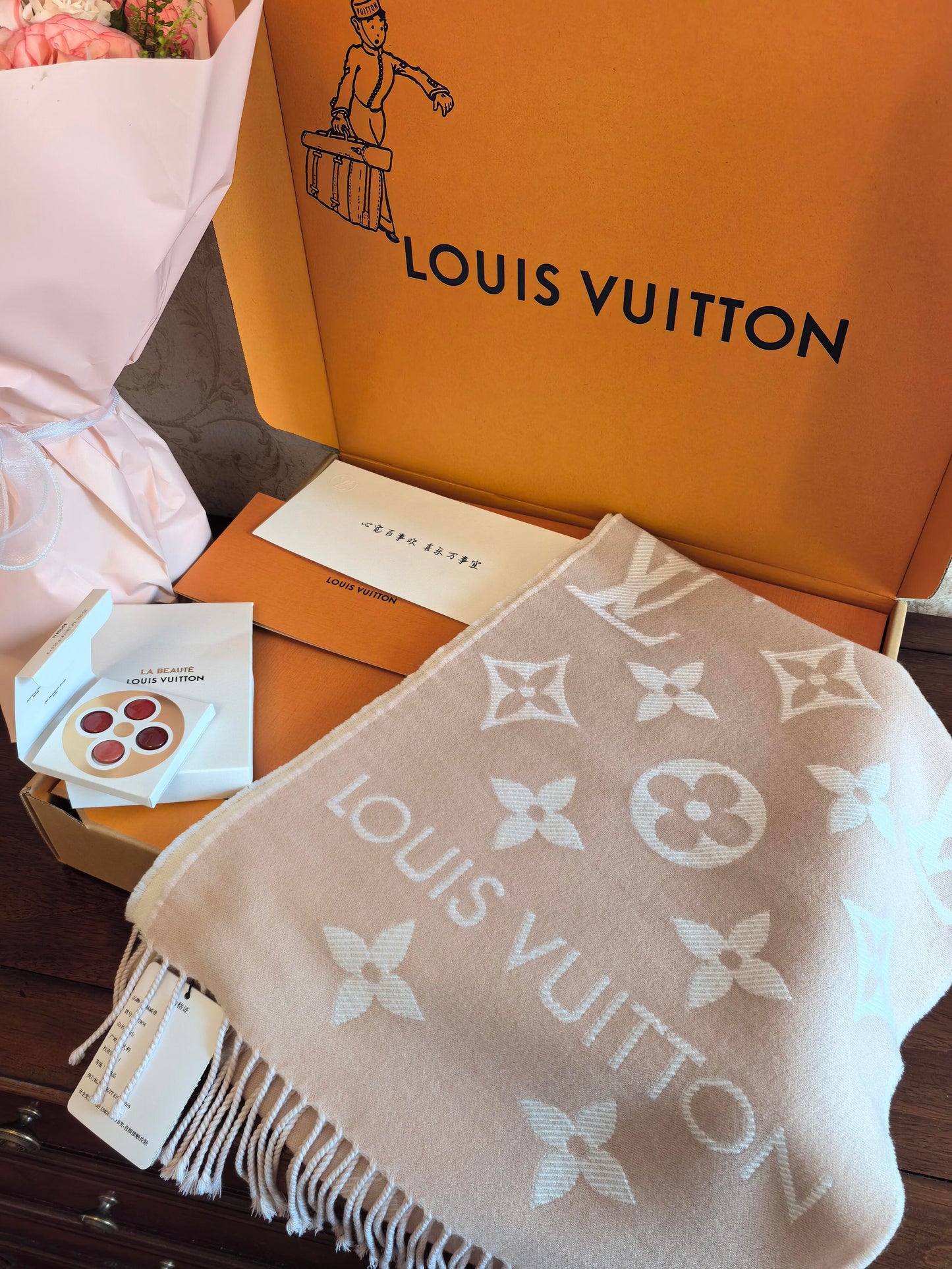 Πλεκτό κασκόλ σε καστανό τόνο πλήρους στάμπας, σάλι σε ρετρό στυλ σε κουτί δώρου