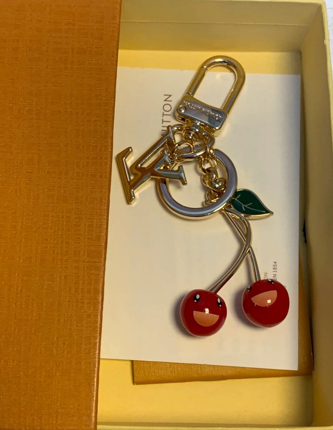 🌟 Chaveiro L-Cherry: Fofura + Luxo, Tudo em Um 🍒✨