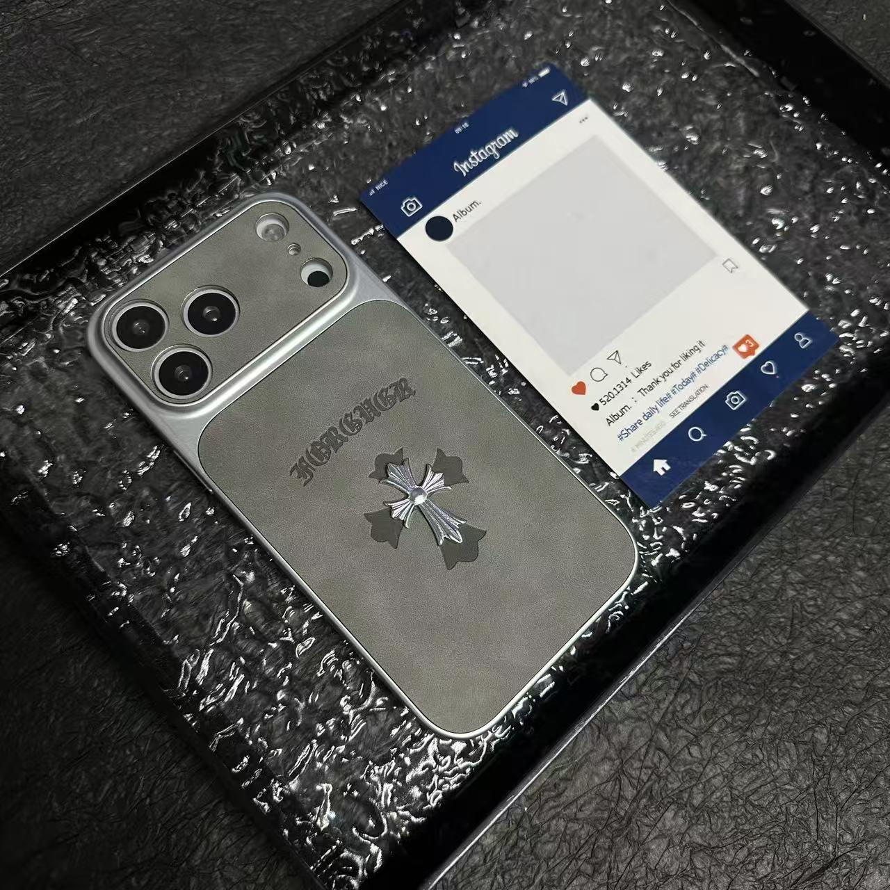 Capa gótica de couro cruzado de luxo