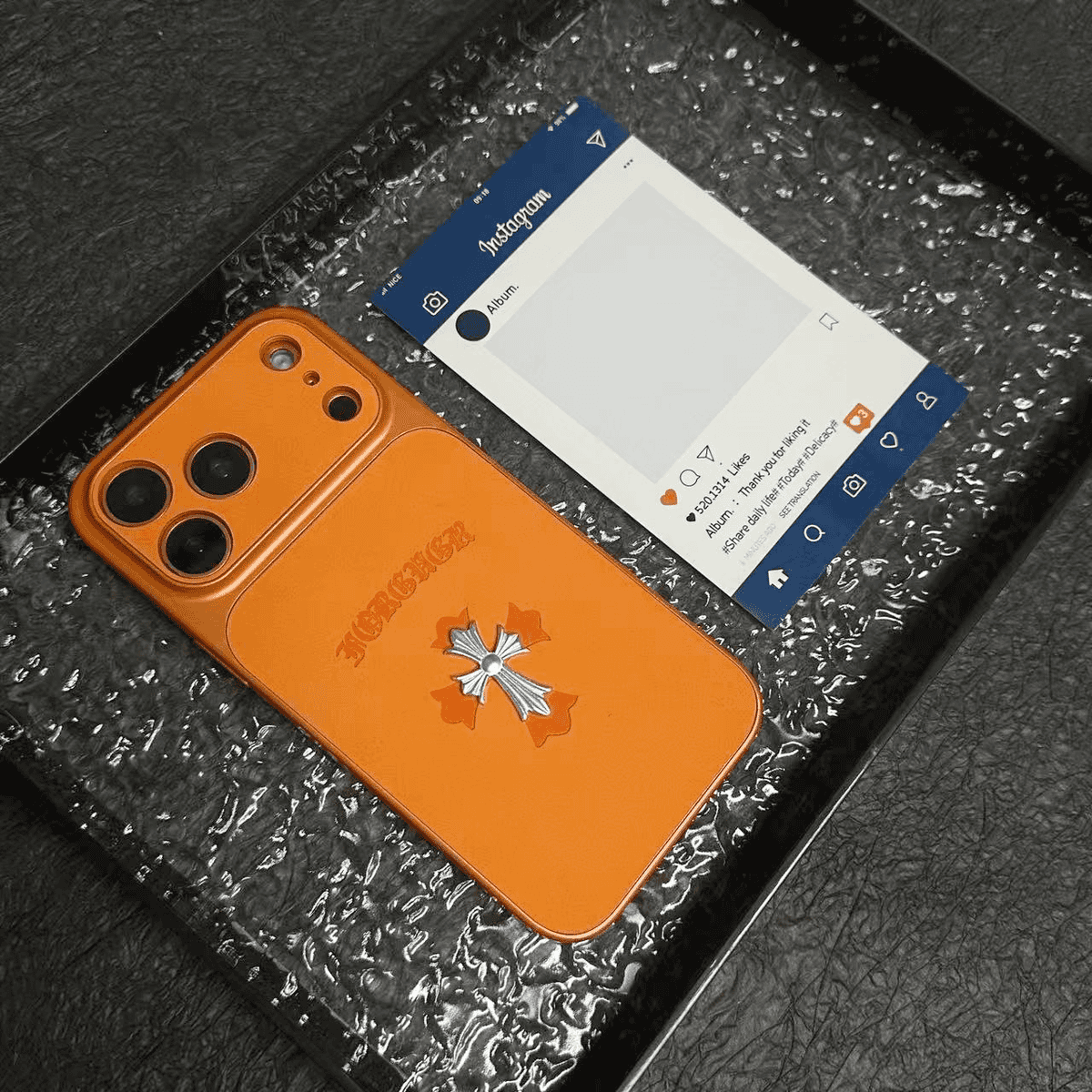 Capa gótica de couro cruzado de luxo