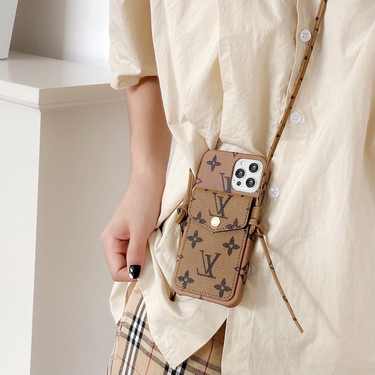 Étui pour iPhone avec chaîne en cuir Lou