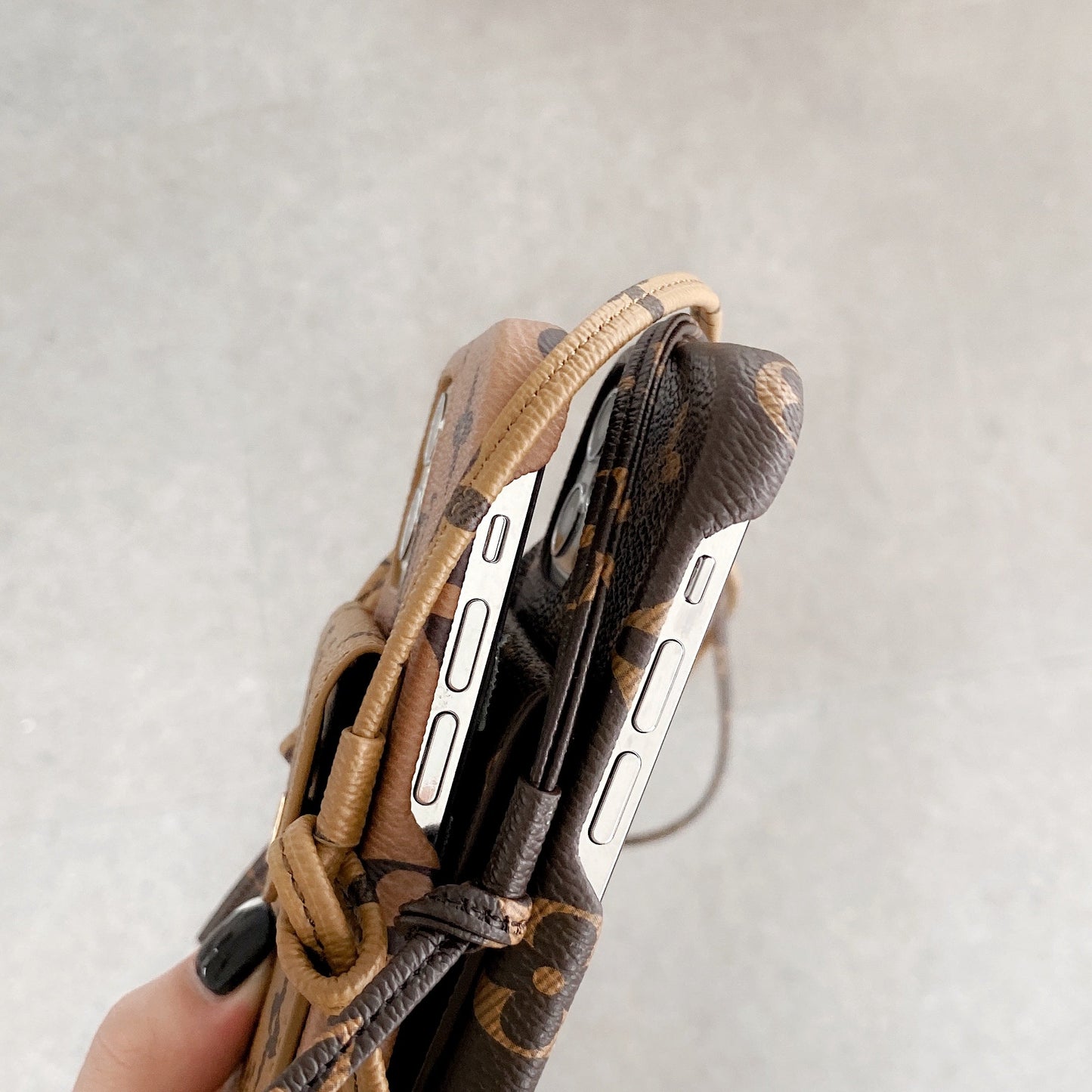 Étui pour iPhone avec chaîne en cuir Lou