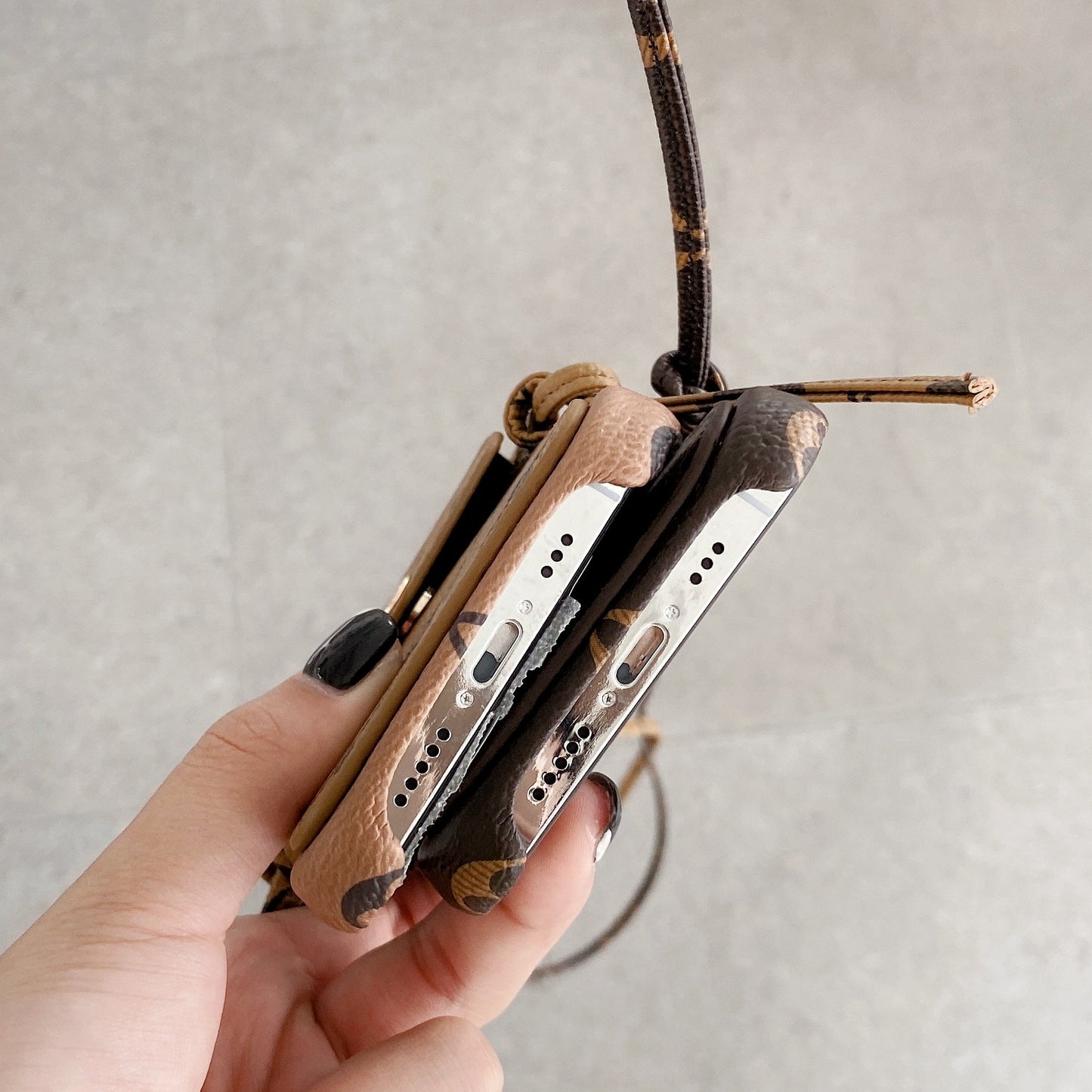 Étui pour iPhone avec chaîne en cuir Lou