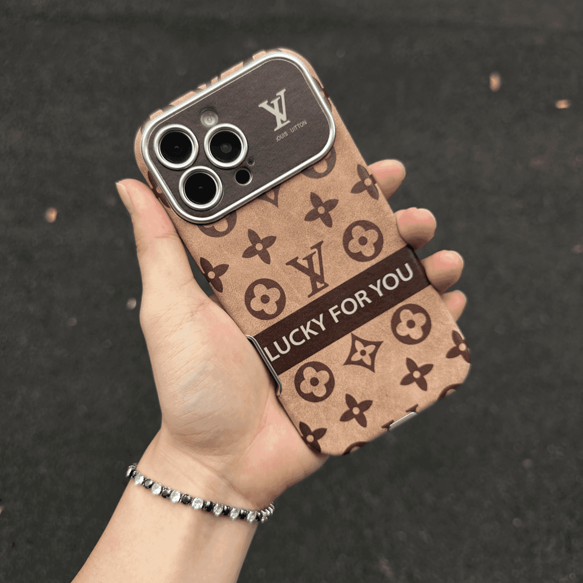 Lou Brown & Capa de couro preta para iPhone